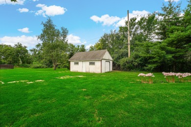 Beautiful 3 bedroom 2 bathroom house in quiet neighborhood on Lincolnshire Country Club in Illinois - for sale on GolfHomes.com, golf home, golf lot