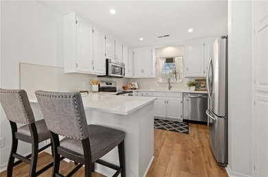 This beautifully updated townhouse overlooking Paradise Valley on Paradise Valley Athletic Club in Arkansas - for sale on GolfHomes.com, golf home, golf lot