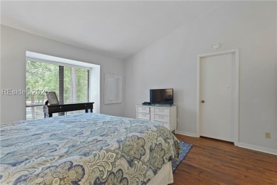 Updated and fully furnished top-floor corner unit in Lighthouse on Harbour Town Golf Links in South Carolina - for sale on GolfHomes.com, golf home, golf lot