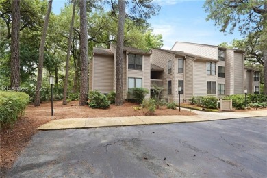Updated and fully furnished top-floor corner unit in Lighthouse on Harbour Town Golf Links in South Carolina - for sale on GolfHomes.com, golf home, golf lot