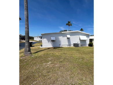 BRING YOUR BEST OFFER! Located in the highly desirable 55+ on Sun n Lake Golf and Country Club in Florida - for sale on GolfHomes.com, golf home, golf lot