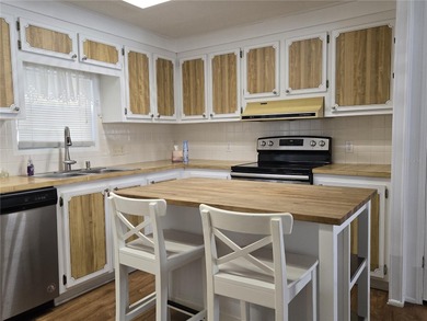 LAND OWNED 2-bedroom 2 bath manufactured home in Zellwood on Zellwood Station Country Club in Florida - for sale on GolfHomes.com, golf home, golf lot