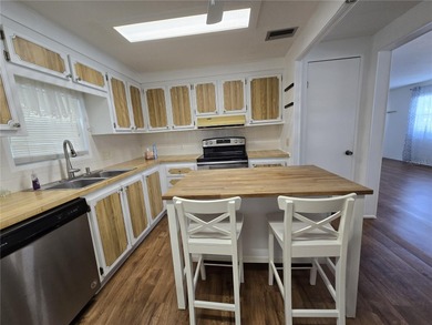 LAND OWNED 2-bedroom 2 bath manufactured home in Zellwood on Zellwood Station Country Club in Florida - for sale on GolfHomes.com, golf home, golf lot