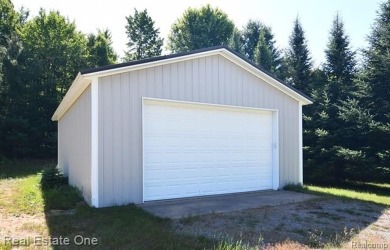 Step inside and discover a thoughtfully designed split ranch on Lost Lake Woods Club in Michigan - for sale on GolfHomes.com, golf home, golf lot