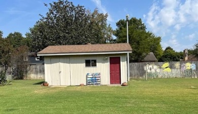 Very nice, well kept home in Golf Links subdivision.  Laminate on Blytheville Country Club in Arkansas - for sale on GolfHomes.com, golf home, golf lot