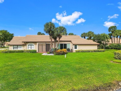 :Beautifully 3 bedroom two bath villa with 2 car garage located on Aberdeen Golf and Country Club in Florida - for sale on GolfHomes.com, golf home, golf lot