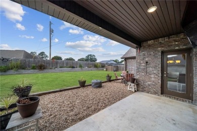 All-brick 4 bed, 2 bath, single-level home with a spacious on Stonebridge Meadows Golf Club in Arkansas - for sale on GolfHomes.com, golf home, golf lot