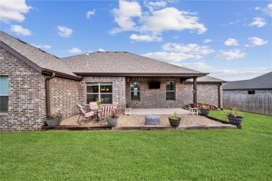 All-brick 4 bed, 2 bath, single-level home with a spacious on Stonebridge Meadows Golf Club in Arkansas - for sale on GolfHomes.com, golf home, golf lot