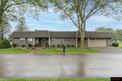 This 2+ bedroom, 1.75-bathroom, detached patio townhome offers on  in Minnesota - for sale on GolfHomes.com, golf home, golf lot