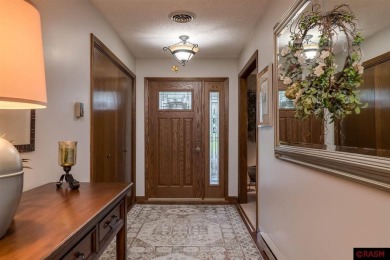 This 2+ bedroom, 1.75-bathroom, detached patio townhome offers on  in Minnesota - for sale on GolfHomes.com, golf home, golf lot