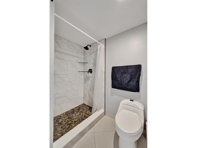 Move-in ready top-floor 2-bedroom, 2-bath condo with no on Pine Island Ridge Country Club in Florida - for sale on GolfHomes.com, golf home, golf lot