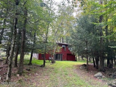 Time to cozy up....nestled in the trees find this 3 bedroom home on The Hideout Golf in Pennsylvania - for sale on GolfHomes.com, golf home, golf lot