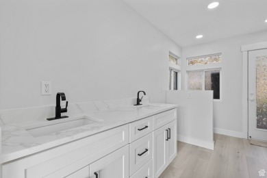 Price Reduction!! Amazing Views! Overlooking Oak Ridge Country on Oakridge Country Club in Utah - for sale on GolfHomes.com, golf home, golf lot