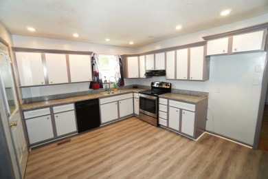 All-Brick Basement Rancher in Convenient Location on Morristown Golf and Country Club in Tennessee - for sale on GolfHomes.com, golf home, golf lot