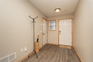 Settle into this beautifully maintained 3-bed, 2-bath townhome on Loggers Trail Golf Club in Minnesota - for sale on GolfHomes.com, golf home, golf lot