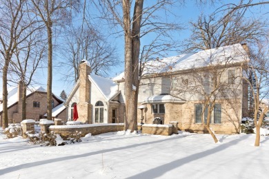 Explore the potential of this 4-bedroom home in the sought-after on Royal Fox Country Club in Illinois - for sale on GolfHomes.com, golf home, golf lot