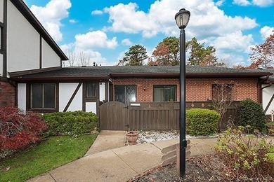 Discover this charming first-floor 2-bedroom condo in the highly on Blue Ridge Golf Club in New York - for sale on GolfHomes.com, golf home, golf lot