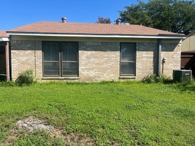 This 3 bedroom 2 bath house in Grand Prairie has a open-concept on Prairie Lakes Golf Club in Texas - for sale on GolfHomes.com, golf home, golf lot