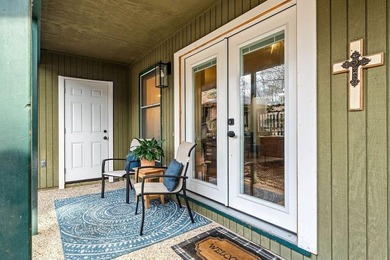 Beautifully updated Bella Vista (end unit) townhome, filled with on Bella Vista Country Club and Golf Course in Arkansas - for sale on GolfHomes.com, golf home, golf lot