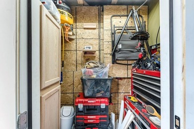 Beautifully updated Bella Vista (end unit) townhome, filled with on Bella Vista Country Club and Golf Course in Arkansas - for sale on GolfHomes.com, golf home, golf lot