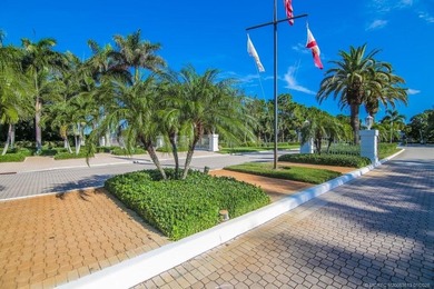 Wow, what a showstopper! Shows like a model! This 3 BR 2 BA on Monarch Country Club in Florida - for sale on GolfHomes.com, golf home, golf lot