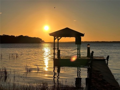 WATERFRONT HOME ON LAKE HARRIS!!!!!   Bring your boat, savor on Bay Tree Golf Course in Florida - for sale on GolfHomes.com, golf home, golf lot