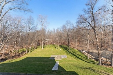 Welcome to this update 1,480 square foot home in the wooded on Bella Vista - Metfield Golf Complex and Country Club in Arkansas - for sale on GolfHomes.com, golf home, golf lot