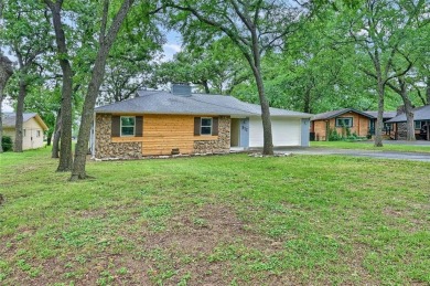 Discover your dream home on the #1 hole of Lake Kiowa's premier on Lake Kiowa Golf Course in Texas - for sale on GolfHomes.com, golf home, golf lot