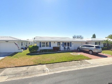 Well maintained home in quiet but lively 55+ community with on Mainlands Golf Club in Florida - for sale on GolfHomes.com, golf home, golf lot