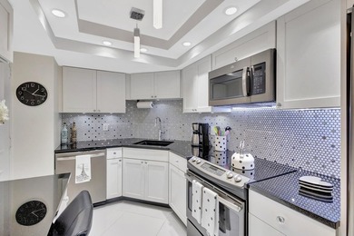 PENTHOUSE WITH VIEW GOLF AND CITY IN A PRIVATE GOLF COMMUNITY on The President Country Club in Florida - for sale on GolfHomes.com, golf home, golf lot