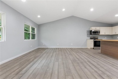 So much space!! Check out this home in Diamond City. Just on Diamond Hills Country Club in Arkansas - for sale on GolfHomes.com, golf home, golf lot