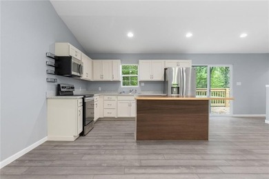 So much space!! Check out this home in Diamond City. Just on Diamond Hills Country Club in Arkansas - for sale on GolfHomes.com, golf home, golf lot