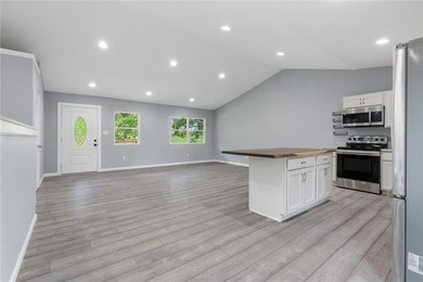 So much space!! Check out this home in Diamond City. Just on Diamond Hills Country Club in Arkansas - for sale on GolfHomes.com, golf home, golf lot