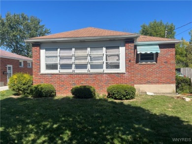 Full Brick Ranch near Hyde Park Golf Course, 3 bedrooms on Hyde Park Municipal Golf Course - Hyde Park 1 in New York - for sale on GolfHomes.com, golf home, golf lot