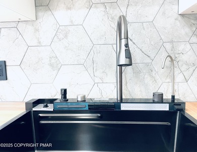 FULLY FURNISHED! MOVE-IN READY! LOCATION! LOCATION! LOCATION! on Pocono Farms Country Club in Pennsylvania - for sale on GolfHomes.com, golf home, golf lot