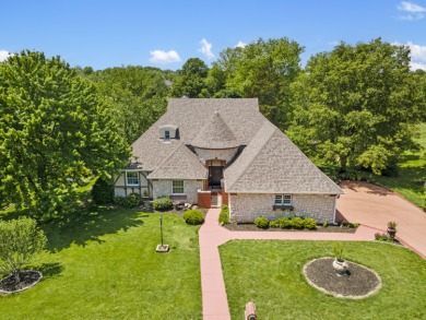 Stunning one-level home on the 18th fairway of Fremont Hills on Fremont Hills Country Club in Missouri - for sale on GolfHomes.com, golf home, golf lot