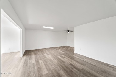 SMOKING DEAL! This beautifully updated 2 bed, 2 bath home with a on Sun City South Golf Course in Arizona - for sale on GolfHomes.com, golf home, golf lot