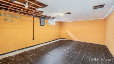 This home has had extreme care and is completely move in ready! on Escanaba Country Club in Michigan - for sale on GolfHomes.com, golf home, golf lot