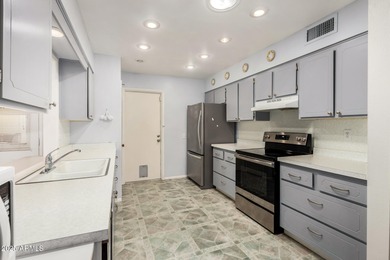 Charming 2-bedroom Gemini home in the vibrant 55+ community of on Sun City Lakes West and East in Arizona - for sale on GolfHomes.com, golf home, golf lot