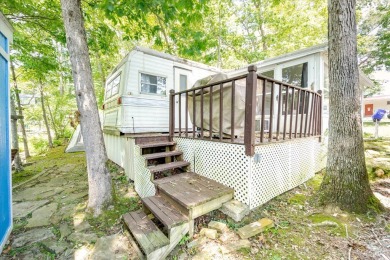 Take a look at this camper with a sunroom located in Holiday Out on Lake Tansi Village Country Club in Tennessee - for sale on GolfHomes.com, golf home, golf lot