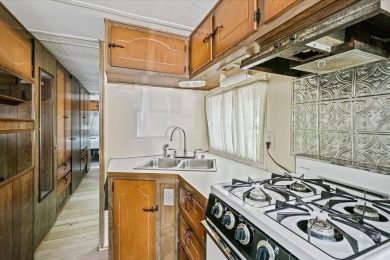 Take a look at this camper with a sunroom located in Holiday Out on Lake Tansi Village Country Club in Tennessee - for sale on GolfHomes.com, golf home, golf lot