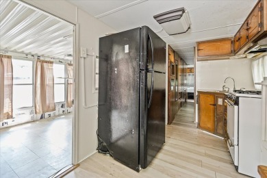 Take a look at this camper with a sunroom located in Holiday Out on Lake Tansi Village Country Club in Tennessee - for sale on GolfHomes.com, golf home, golf lot