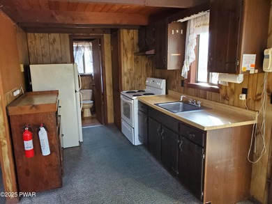 CUTE & COZY FAWN LAKE CHALET! Features an open floor plan w/ on Forest Lake Club in Pennsylvania - for sale on GolfHomes.com, golf home, golf lot