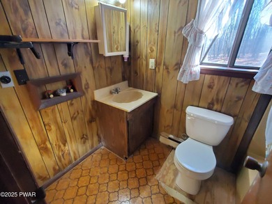 CUTE & COZY FAWN LAKE CHALET! Features an open floor plan w/ on Forest Lake Club in Pennsylvania - for sale on GolfHomes.com, golf home, golf lot