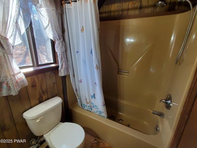 CUTE & COZY FAWN LAKE CHALET! Features an open floor plan w/ on Forest Lake Club in Pennsylvania - for sale on GolfHomes.com, golf home, golf lot