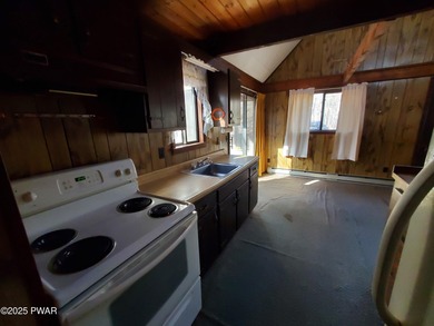 CUTE & COZY FAWN LAKE CHALET! Features an open floor plan w/ on Forest Lake Club in Pennsylvania - for sale on GolfHomes.com, golf home, golf lot