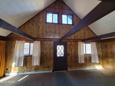 CUTE & COZY FAWN LAKE CHALET! Features an open floor plan w/ on Forest Lake Club in Pennsylvania - for sale on GolfHomes.com, golf home, golf lot