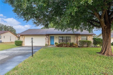 Welcome to this charming 2-bedroom, 2-bath 2- car garage home on Inverness Golf and Country Club in Florida - for sale on GolfHomes.com, golf home, golf lot