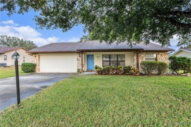 Welcome to this charming 2-bedroom, 2-bath 2- car garage home on Inverness Golf and Country Club in Florida - for sale on GolfHomes.com, golf home, golf lot