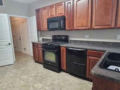 Well maintained 2 bdrm, 2 bath Ellison model with newer easy on Carillon Lakes 3 Hole Course in Illinois - for sale on GolfHomes.com, golf home, golf lot